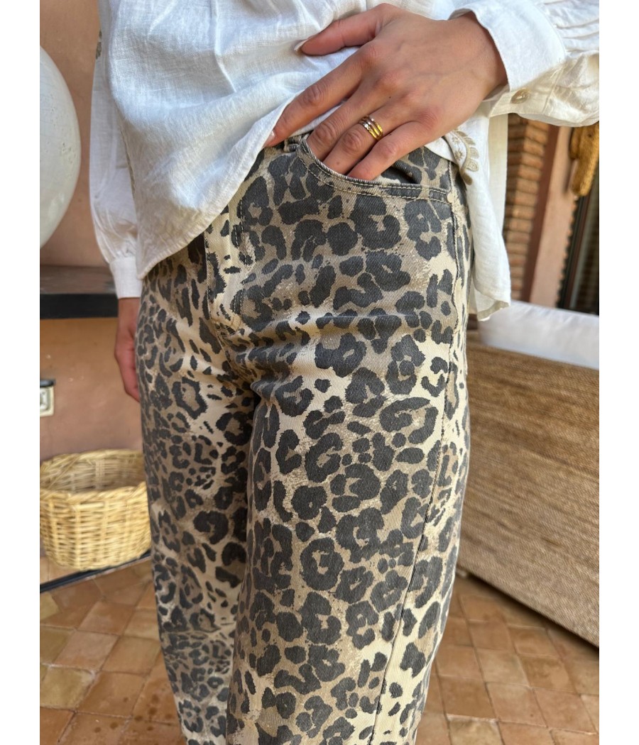 jeans imprimé leopard coupe mom detaille